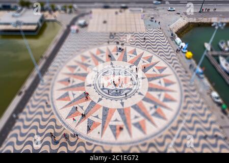 Der Wind stieg auf dem Platz der Denkmal der Entdeckungen in Lissabon im tilt-shift Stockfoto