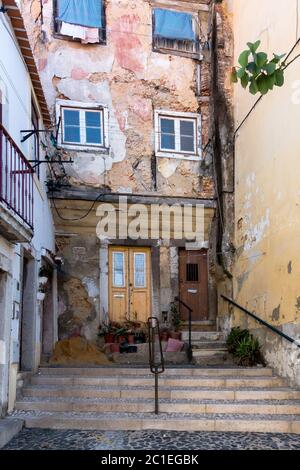 Traditionelle baufällige Wohnhäuser neben renovierten Gebäuden in Kopfsteinpflasterstraßen mit Trockenwäsche in berühmten lebenden städtischen Alafama neig Stockfoto