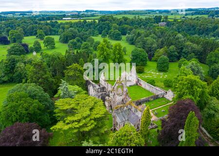 Luftaufnahme der Ruine von Dryburgh Abbey in Dryburgh, Scottish Borders, Schottland Großbritannien Stockfoto