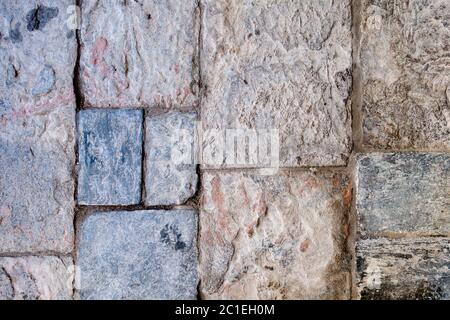 Detail von geradlinigen Kopfsteinpflaster unterschiedlicher Größe in der Straße in der klassischen mittelalterlichen Nachbarschaft in Portugal Stadt in symmetrischen Muster angeordnet Stockfoto