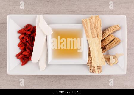 Andere Art der chinesischen Kräuter- und Brühe auf grauem Hintergrund. Stockfoto
