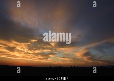 Sonnenaufgang mit einem dramatischen Himmel Stockfoto