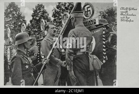 Adolf Hitler Begrüßt Die Standards Mit Der Blutflagge ( Nazi-Deutsche Swastika-Flagge ). Deutsche Propagandapostkarte. 1930er Jahre Stockfoto
