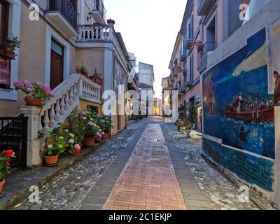 Eine malerische Straße in der kalabrischen Stadt Diamante. Stockfoto