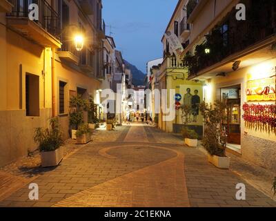 Eine malerische Straße in der kalabrischen Stadt Diamante. Stockfoto