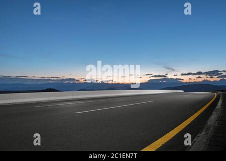 Leere Asphaltstraße mit Sonnenbräunung Stockfoto