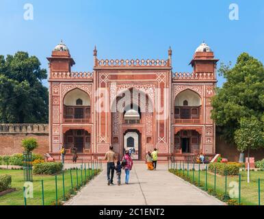 Eingangstor zum Grab von Itmad-ud-Daulah (I'timād-ud-Daulah), auch bekannt als 'Baby Taj', ein Mughal Mausoleum in der Stadt Agra, Uttar Pradesh, Ind Stockfoto