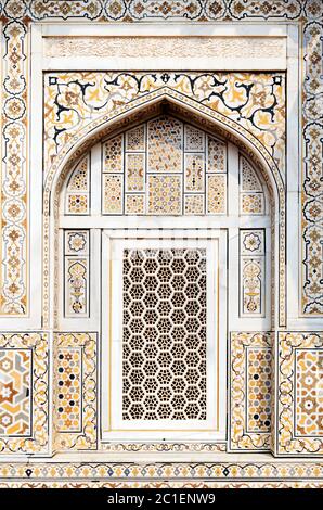 Fensterdetail am Grab von Itmad-ud-Daulah (I'timād-ud-Daulah), auch bekannt als 'Baby Taj', ein Mughal Mausoleum in der Stadt Agra, Uttar Pradesh, Indien Stockfoto