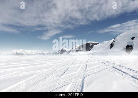 Leerer Ziegelboden mit sonw Berg als Hintergrund Stockfoto
