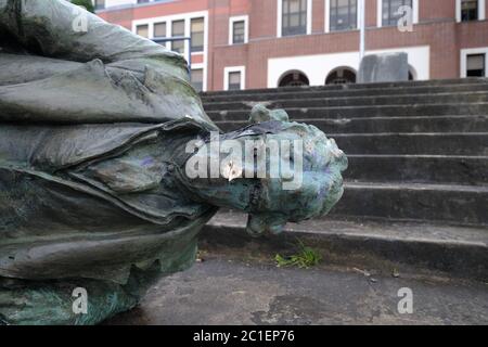 Portland, USA. Juni 2020. Die Bronzestatue von Thomas Jefferson wird am 15. Juni 2020 von ihrer Basis außerhalb der Jefferson High School in Portland, Oregon, abgetrennt, nachdem sie in der Nacht zuvor von Demonstranten abgerissen wurde. (Foto: Alex Milan Tracy/Sipa USA) Quelle: SIPA USA/Alamy Live News Stockfoto