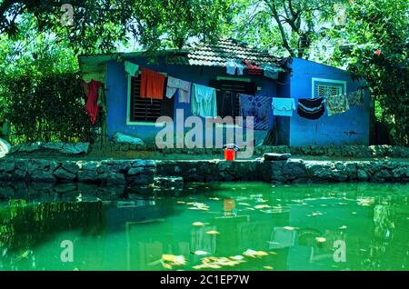 Ein Blick auf Haus in den Backwaters von Allepey im Bundesstaat Kerala, Indien. Die traditionellen Tücher können gesehen werden, trocken draußen unter dem Stockfoto