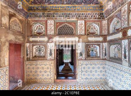 Eingangshalle, Grab von Itmad-ud-Daulah (I'timād-ud-Daulah), auch bekannt als "Baby Taj", ein Mughal Mausoleum in der Stadt Agra, Uttar Pradesh, Indien Stockfoto