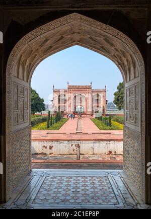 Blick vom Grab von Itmad-ud-Daulah (I'timād-ud-Daulah), auch bekannt als 'Baby Taj', ein Mughal Mausoleum in der Stadt Agra, Uttar Pradesh, Indien Stockfoto