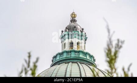 Panorama Crop majestätische Kuppel des Utah State Capital Building mit verschwommenen Bäumen im Vordergrund Stockfoto