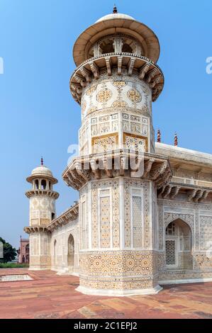 Seitenansicht des Grabes von Itmad-ud-Daulah (I'timād-ud-Daulah), auch bekannt als 'Baby Taj', ein Mughal Mausoleum in der Stadt Agra, Uttar Pradesh, Indien Stockfoto