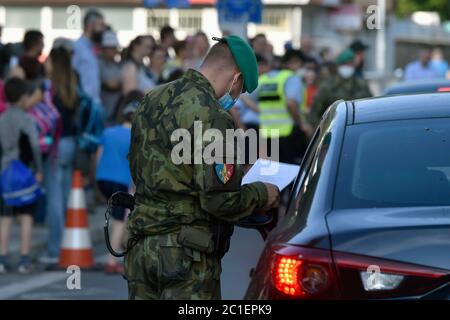 Cesky Tesin, Tschechische Republik. Juni 2020. Kundgebung aus Protest gegen die eingeschränkte grenzüberschreitende Bewegung zwischen dem tschechischen und polnischen Teil von Tesin (Cieszyn) aufgrund einer Coronavirus-Infektion in Cesky Tesin, Tschechische Republik, 15. Juni 2020. Kredit: Jaroslav Ozana/CTK Foto/Alamy Live Nachrichten Stockfoto