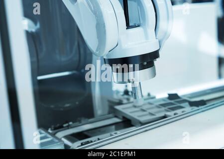 Industriemaschine und Fabrik Roboterarm, Industrie 4.0 Konzept der Smart Factory. Stockfoto