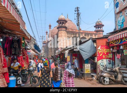 Geschäfte und Verkaufsstände an einer Straße, die zu Jama Masjid (Jama-Moschee), Agra, Uttar Pradesh, Indien führt Stockfoto