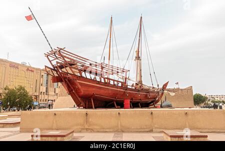 Replik des traditionellen Bootes, das von Beduinen in historischen Zeiten benutzt wurde und manchmal bis heute verwendet wird. Al Fahidi Fort außerhalb des Dubai Museum, Dubai, VAE. Stockfoto