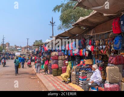 Geschäfte und Stände auf der Straße in Bijali Ghar Crossing, Agra, Uttar Pradesh, Indien Stockfoto