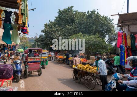Geschäfte und Stände auf einer Straße in Bijali Ghar Crossing, Agra, Uttar Pradesh, Indien Stockfoto