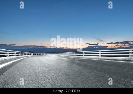 Leere Asphaltstraße mit Sonnenbräunung Stockfoto