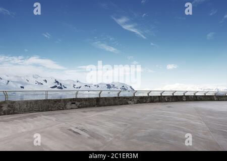 Leerer Ziegelboden mit sonw Berg als Hintergrund Stockfoto