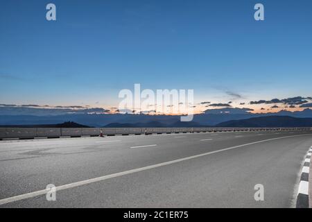 Leere Asphaltstraße mit Sonnenbräunung Stockfoto