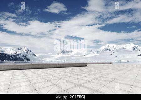 Leerer Ziegelboden mit sonw Berg als Hintergrund Stockfoto