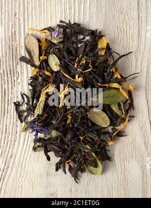 Eine Vielzahl von trockenen Tee mit Stücken von getrockneten Früchten, Beeren und Blumen. Das Konzept für die Werbung für Tee und die Teezeremonie. Stockfoto