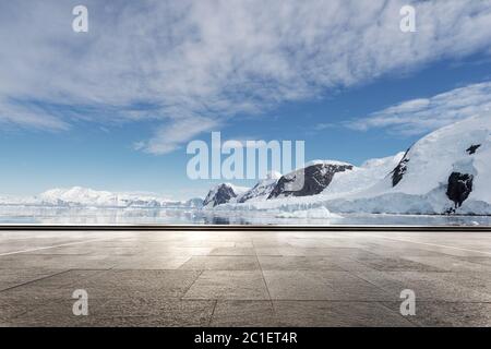 Leerer Ziegelboden mit sonw Berg als Hintergrund Stockfoto