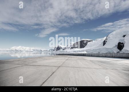 Leerer Ziegelboden mit sonw Berg als Hintergrund Stockfoto
