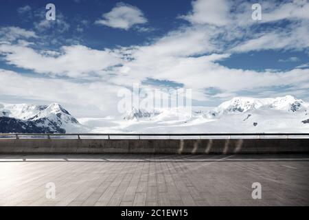 Leerer Ziegelboden mit sonw Berg als Hintergrund Stockfoto