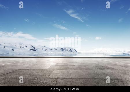 Leerer Ziegelboden mit sonw Berg als Hintergrund Stockfoto