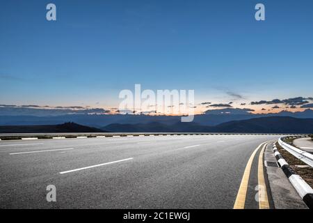 Leere Asphaltstraße mit Sonnenbräunung Stockfoto