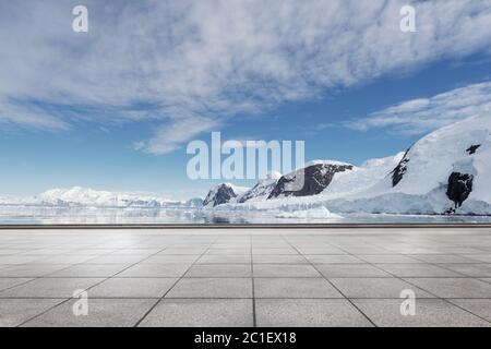 Leerer Ziegelboden mit sonw Berg als Hintergrund Stockfoto