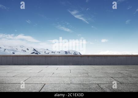 Leerer Ziegelboden mit sonw Berg als Hintergrund Stockfoto