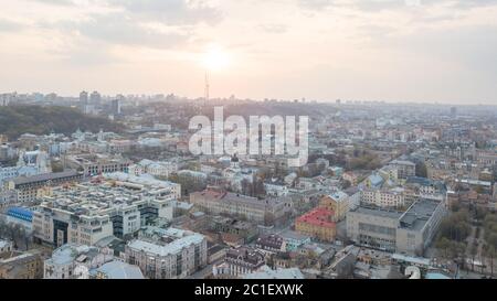 Die Panorama-Vogelperspektive von Drohne auf den zentralen historischen Teil von Kiew, Ukraine - der Podol Bezirk, der Bezirk D Stockfoto