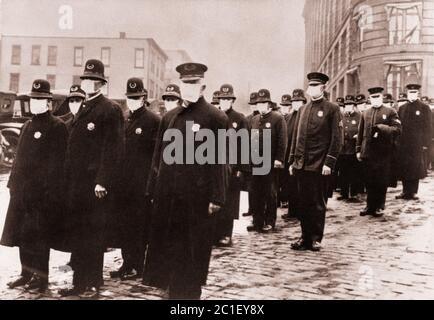 Seattle Polizisten in schützenden Mull Gesichtsmasken während der Grippe-Epidemie, Washington. 1918. Stockfoto