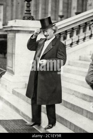 Der polnische Ministerpräsident Paderewski geht nach Friedensgesprächen die Treppe im Trianon-Palast hinunter. Versailles, Frankreich, 1919 Ignacy Jan Paderewski (1860 – 194 Stockfoto