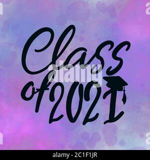 Klasse von 2021 handgeschrieben mit Abschlusskappe mit abstraktem blau-violettem Hintergrund. Hochwertige Illustration Stockfoto