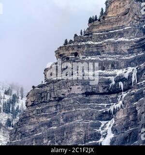 Square Bridal Veil Falls im malerischen Provo Canyon mit dicken Wolken über dem Winter Stockfoto