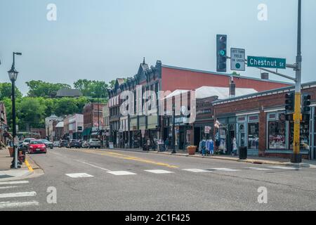 Eine geschäftige Innenstadt mit vielen Menschen einkaufen in Stillwater, Minnesota aus genießen einen sonnigen Sommernachmittag im Freien Stockfoto