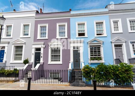 Bunte Reihe Häuser in Notting Hill, London gesehen