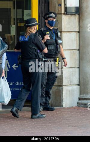 Die Polizei am Bahnhof Embankment überprüfen, ob alle Pendler Gesichtsmasken haben, wenn sie die U-Bahn benutzen.Staatssekretär für Verkehr Grant Shapps, Kündigte an, dass alle Passagiere ab dem 15. Juni Gesichtsmasken im öffentlichen Verkehr tragen müssen, und warnte davor, dass das Tragen einer Gesichtsmaske eine Voraussetzung für die Reise ist und dass die Nichteinhaltung zu einer Nichtbeachtung der Flugbedingungen oder einer Geldstrafe führen wird. Stockfoto