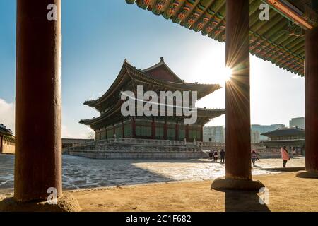 Gyeongbokgung Palast mit Sonne flackerte in Seoul Stadt, Südkorea Stockfoto