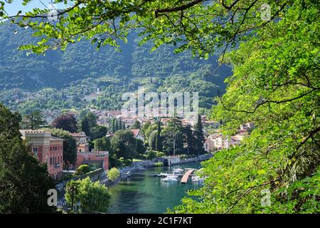 Dorf am Ufer des Lago Como in Italien, schöne Sommerlandschaft von Lenno Stockfoto