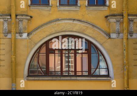 Fragment der Fassade mit einem Fenster im Jugendstil, ein Haus auf der Straße Pionerskaya Stockfoto