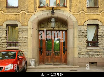 Eingang zum Appartementhaus im Jugendstil auf Kamennoostrowski Aussicht Stockfoto