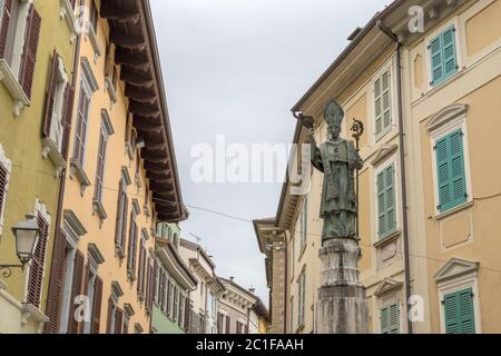 Statue des Stadtpatrons San Carlo Borromeo in Salo Stockfoto